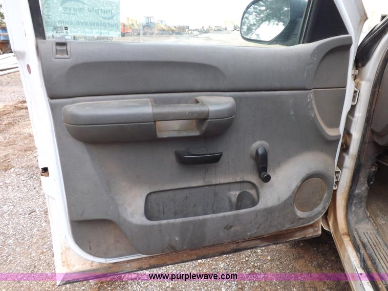 image for item H1756 2009 Chevrolet Silverado 2500HD Ext. Cab flatbed truck