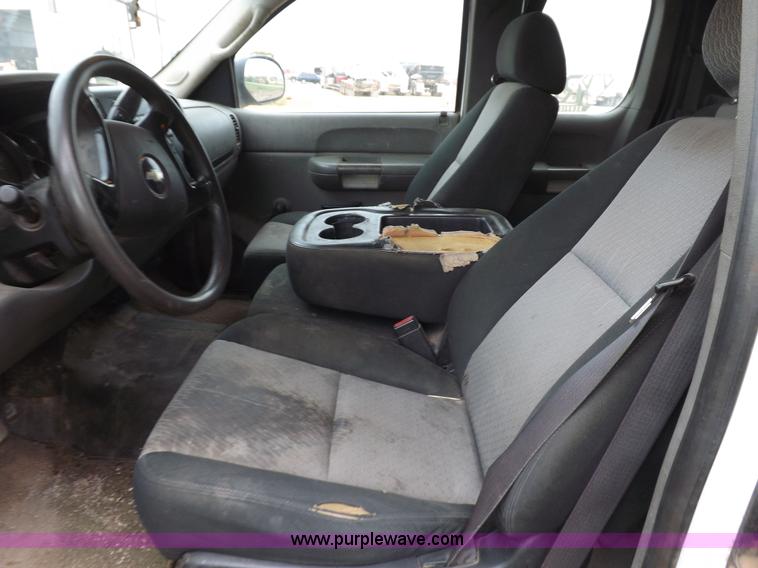 image for item H1756 2009 Chevrolet Silverado 2500HD Ext. Cab flatbed truck