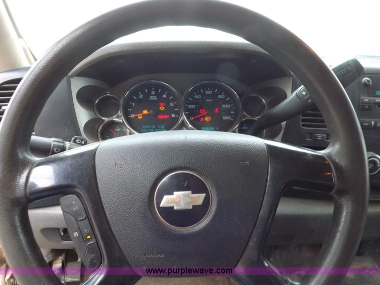 image for item H1756 2009 Chevrolet Silverado 2500HD Ext. Cab flatbed truck