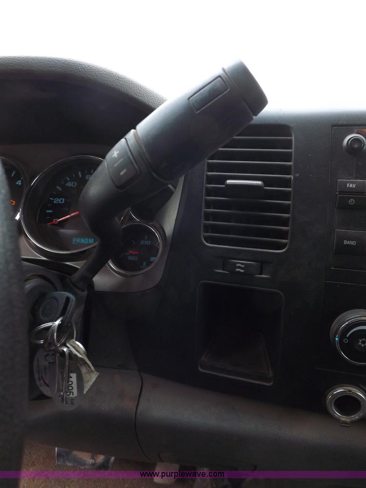 image for item H1756 2009 Chevrolet Silverado 2500HD Ext. Cab flatbed truck