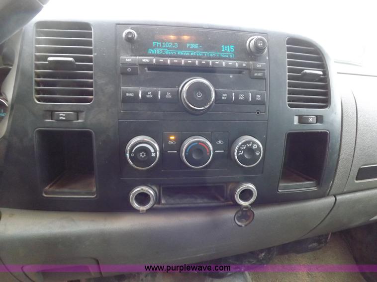 image for item H1756 2009 Chevrolet Silverado 2500HD Ext. Cab flatbed truck