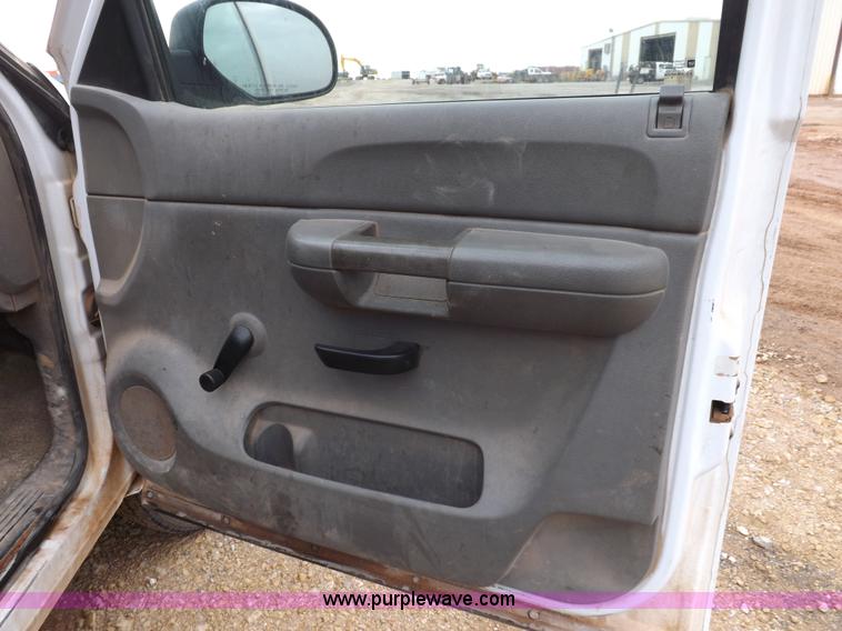 image for item H1756 2009 Chevrolet Silverado 2500HD Ext. Cab flatbed truck