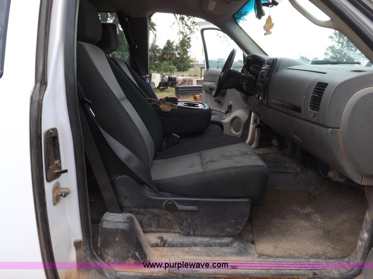 image for item H1756 2009 Chevrolet Silverado 2500HD Ext. Cab flatbed truck