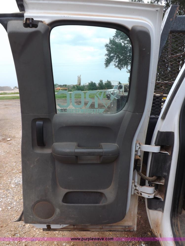 image for item H1756 2009 Chevrolet Silverado 2500HD Ext. Cab flatbed truck