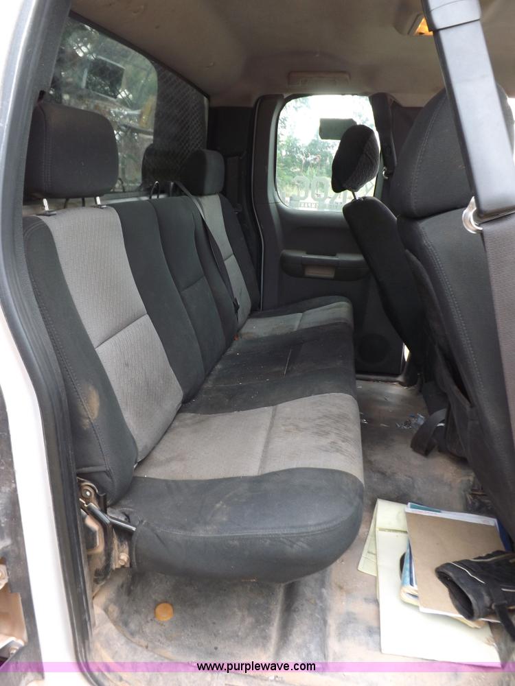 image for item H1756 2009 Chevrolet Silverado 2500HD Ext. Cab flatbed truck