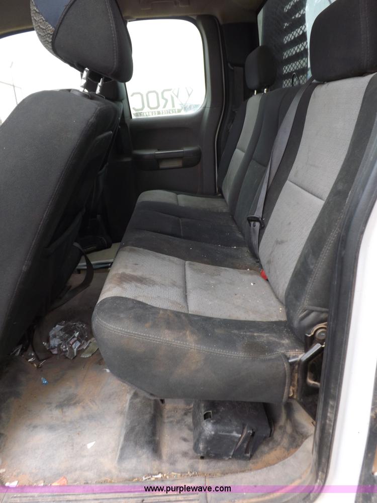 image for item H1756 2009 Chevrolet Silverado 2500HD Ext. Cab flatbed truck