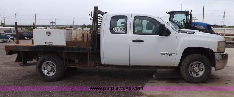 image for item H1757 2009 Chevrolet Silverado 2500HD Ext. Cab flatbed truck