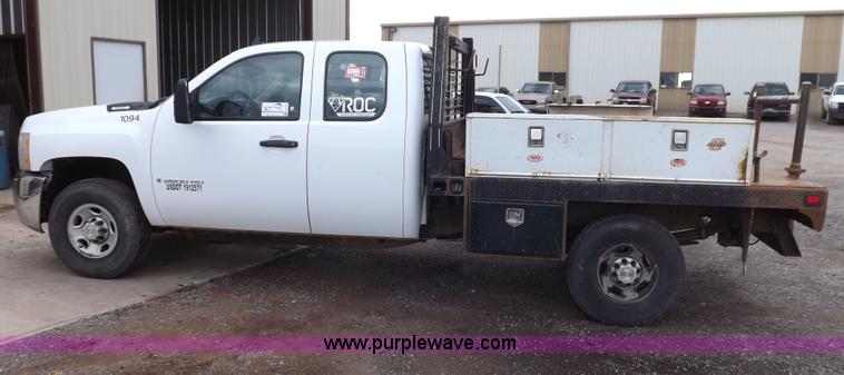 image for item H1757 2009 Chevrolet Silverado 2500HD Ext. Cab flatbed truck