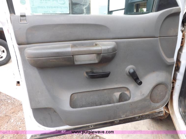 image for item H1757 2009 Chevrolet Silverado 2500HD Ext. Cab flatbed truck