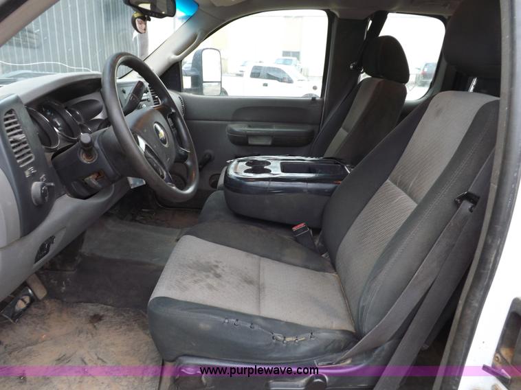 image for item H1757 2009 Chevrolet Silverado 2500HD Ext. Cab flatbed truck