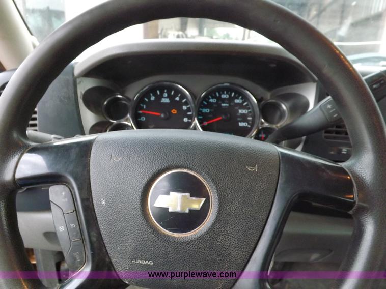 image for item H1757 2009 Chevrolet Silverado 2500HD Ext. Cab flatbed truck