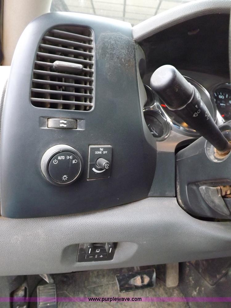 image for item H1757 2009 Chevrolet Silverado 2500HD Ext. Cab flatbed truck