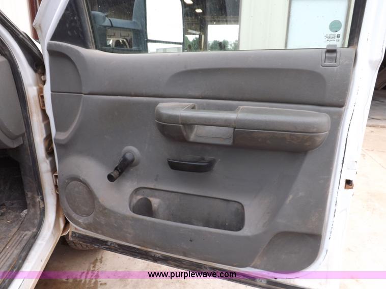 image for item H1757 2009 Chevrolet Silverado 2500HD Ext. Cab flatbed truck