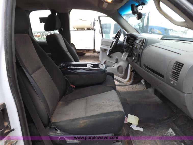 image for item H1757 2009 Chevrolet Silverado 2500HD Ext. Cab flatbed truck