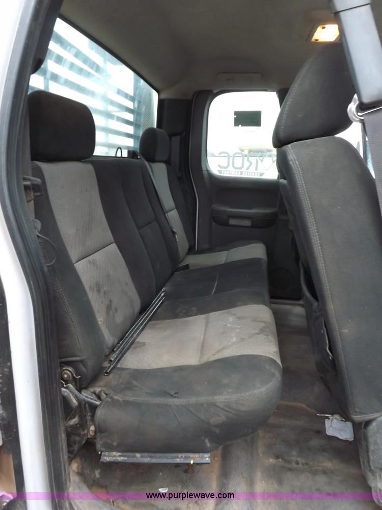 image for item H1757 2009 Chevrolet Silverado 2500HD Ext. Cab flatbed truck