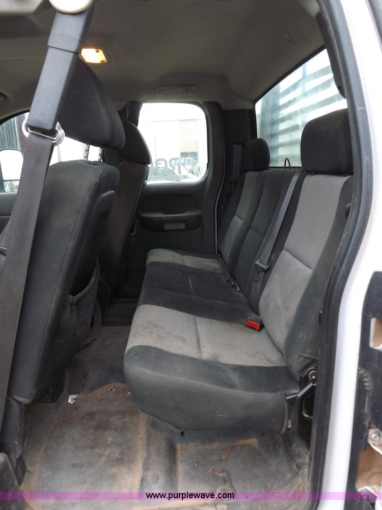 image for item H1757 2009 Chevrolet Silverado 2500HD Ext. Cab flatbed truck