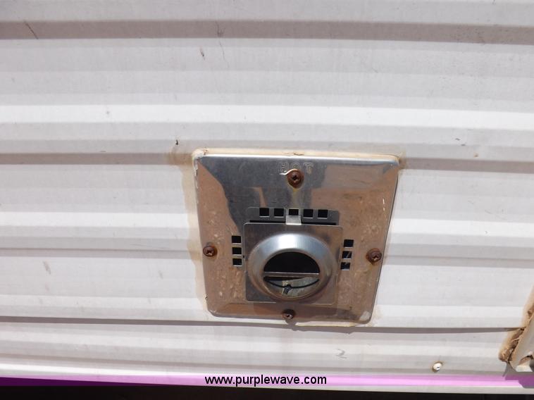 image for item H1789 2006 Gulfstream Cavalier camper