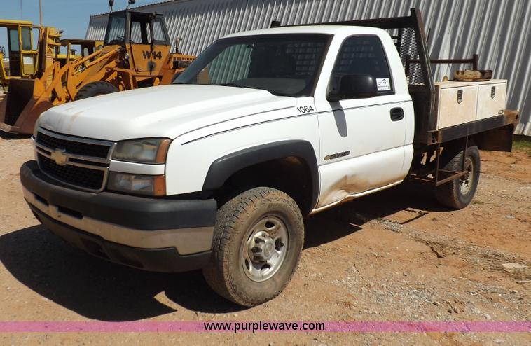 image for item H1795 2006 Chevrolet Silverado 2500HD utility truck