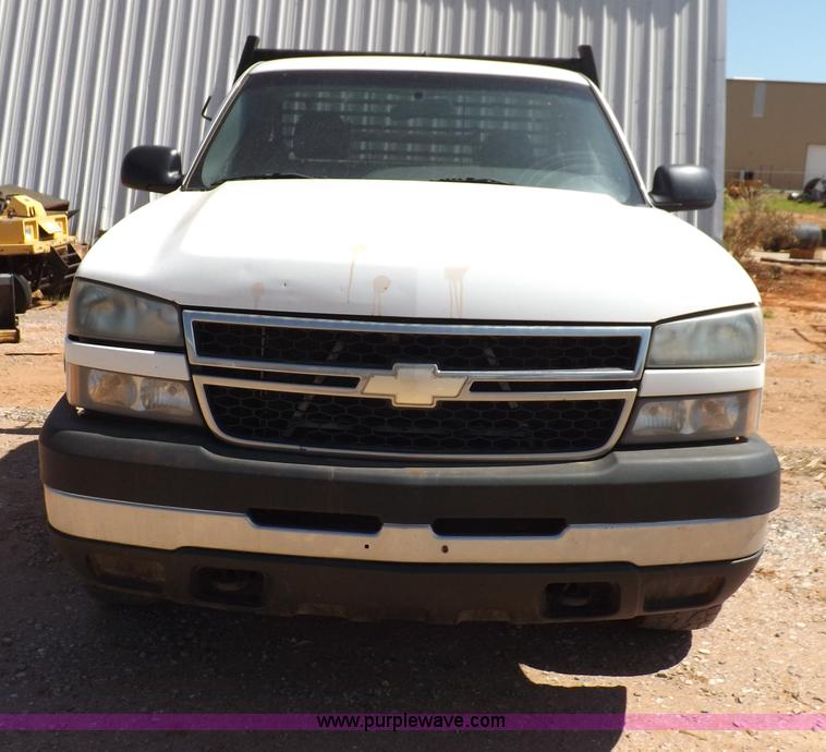 image for item H1795 2006 Chevrolet Silverado 2500HD utility truck