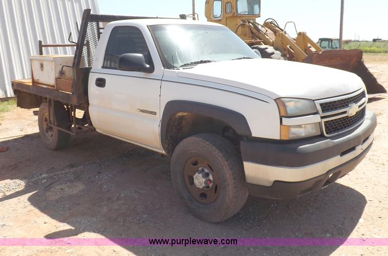 image for item H1795 2006 Chevrolet Silverado 2500HD utility truck
