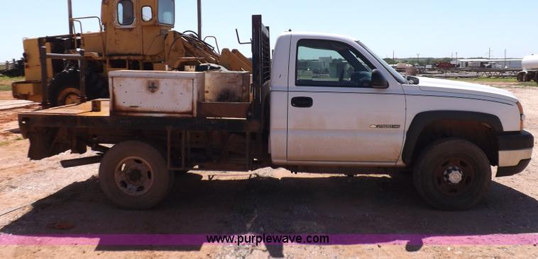 image for item H1795 2006 Chevrolet Silverado 2500HD utility truck