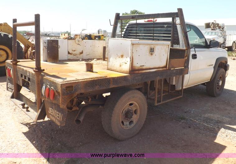 image for item H1795 2006 Chevrolet Silverado 2500HD utility truck