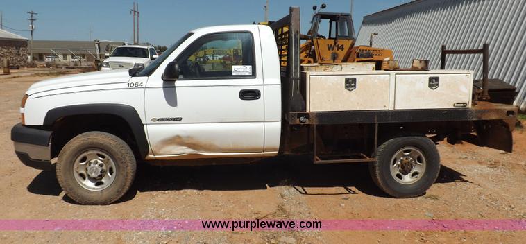 image for item H1795 2006 Chevrolet Silverado 2500HD utility truck