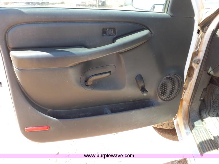 image for item H1795 2006 Chevrolet Silverado 2500HD utility truck