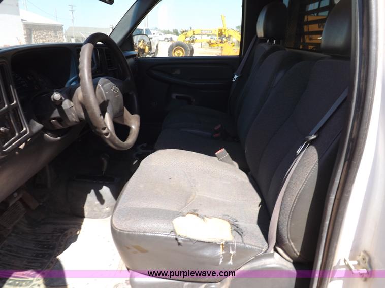 image for item H1795 2006 Chevrolet Silverado 2500HD utility truck