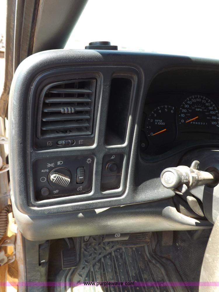 image for item H1795 2006 Chevrolet Silverado 2500HD utility truck