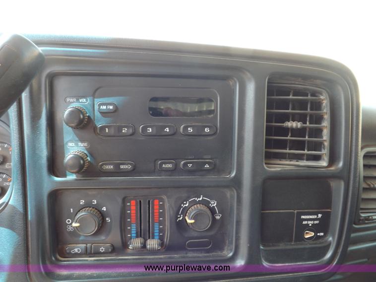 image for item H1795 2006 Chevrolet Silverado 2500HD utility truck