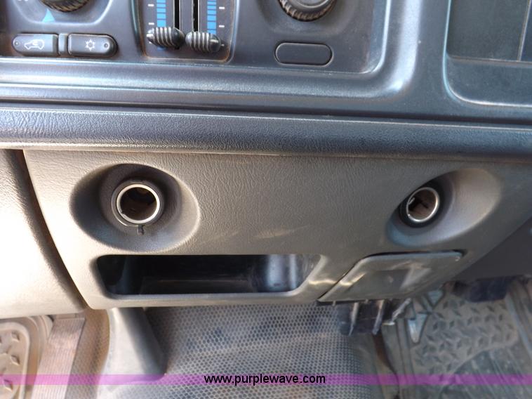 image for item H1795 2006 Chevrolet Silverado 2500HD utility truck