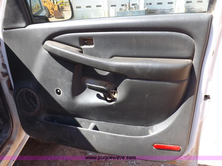 image for item H1795 2006 Chevrolet Silverado 2500HD utility truck