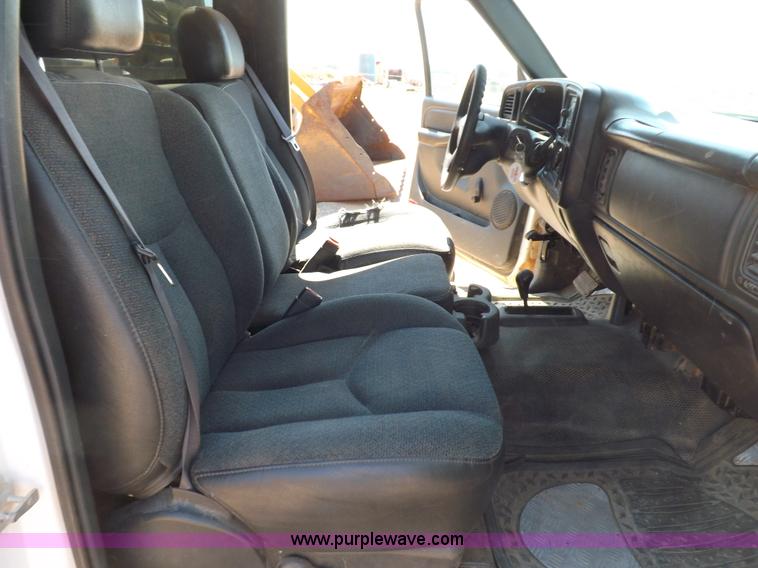 image for item H1795 2006 Chevrolet Silverado 2500HD utility truck