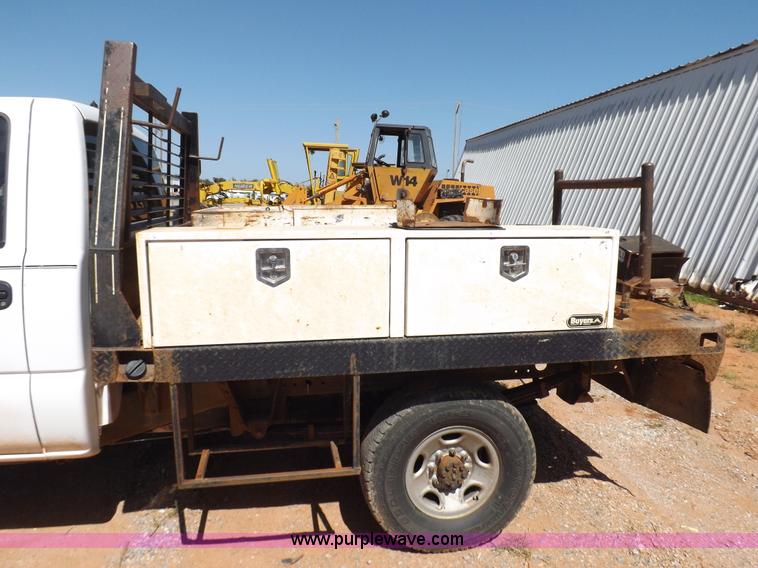 image for item H1795 2006 Chevrolet Silverado 2500HD utility truck