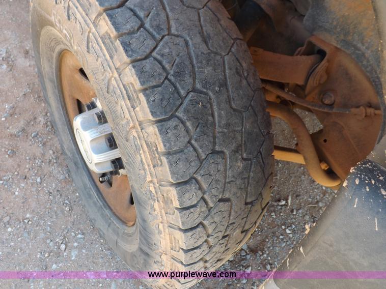 image for item H1795 2006 Chevrolet Silverado 2500HD utility truck