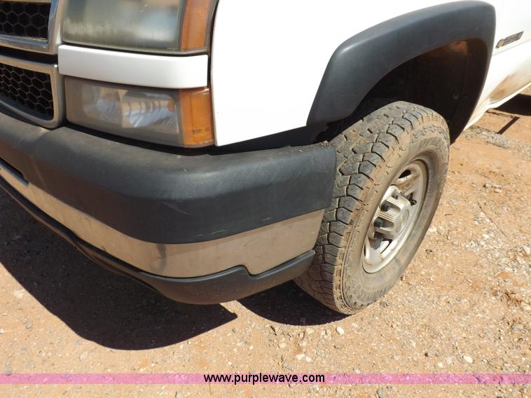 image for item H1795 2006 Chevrolet Silverado 2500HD utility truck