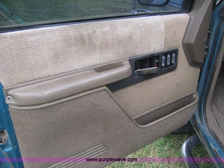 image for item H5327 1993 Chevrolet K3500 Ext. Cab pickup truck