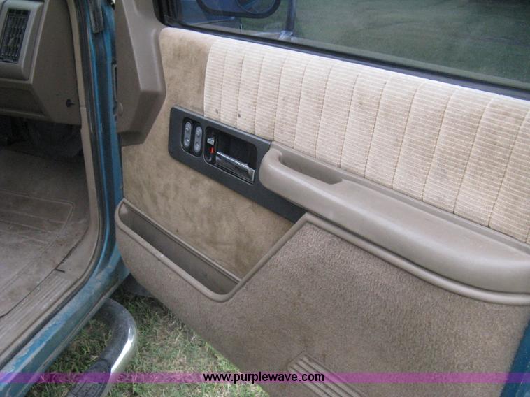 image for item H5327 1993 Chevrolet K3500 Ext. Cab pickup truck