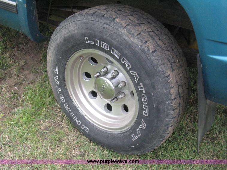 image for item H5327 1993 Chevrolet K3500 Ext. Cab pickup truck