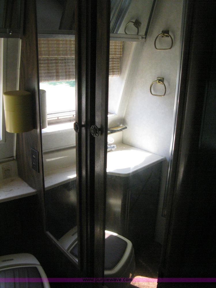 image for item H5348 1977 Vogue Country Club 254 motor home