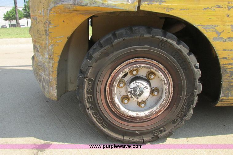 image for item I3493 Yale forklift