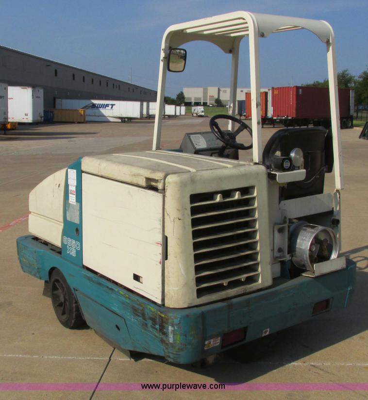 image for item I3495 Tennant 6650XS ride-on sweeper