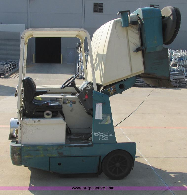 image for item I3495 Tennant 6650XS ride-on sweeper