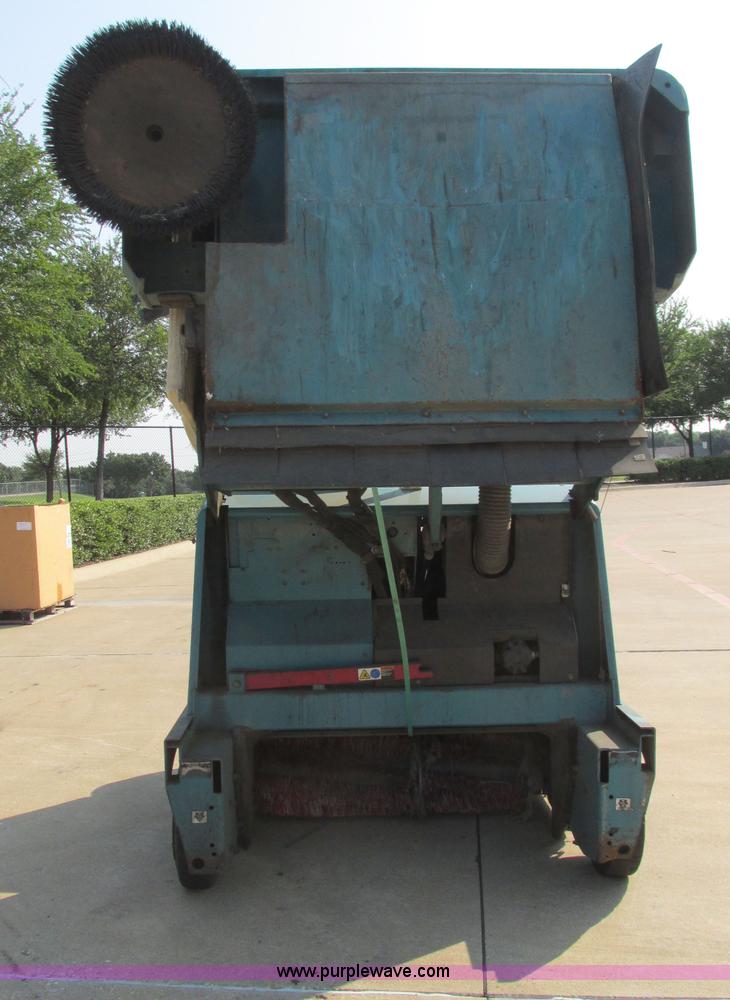 image for item I3495 Tennant 6650XS ride-on sweeper