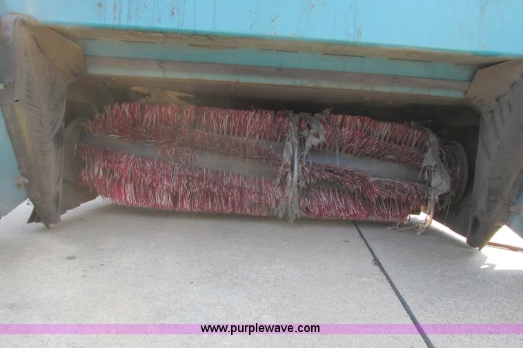 image for item I3495 Tennant 6650XS ride-on sweeper