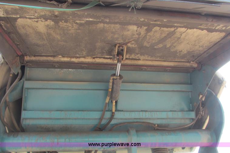 image for item I3495 Tennant 6650XS ride-on sweeper