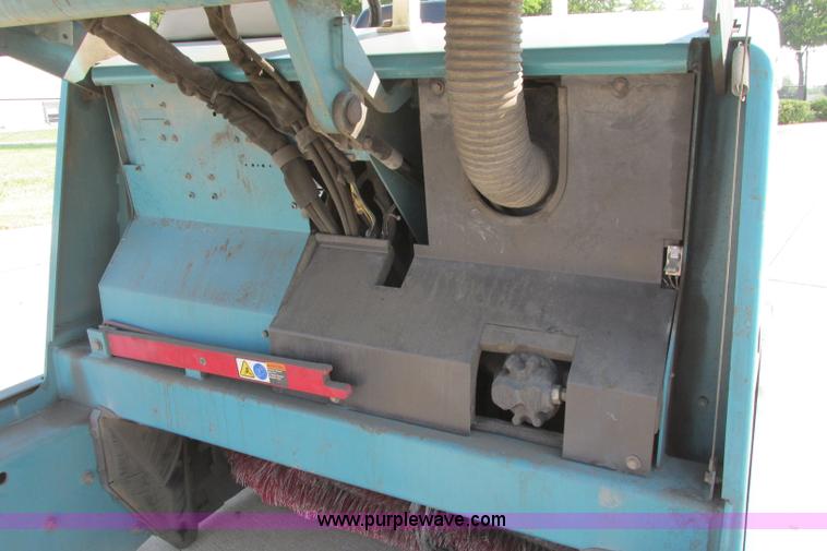 image for item I3495 Tennant 6650XS ride-on sweeper