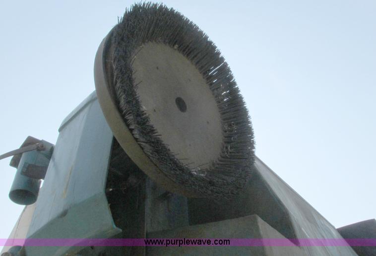 image for item I3495 Tennant 6650XS ride-on sweeper