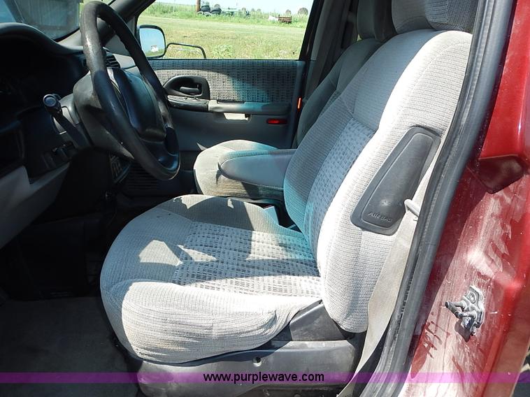 image for item I3557 2000 Chevrolet Venture LS van